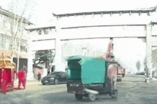 Khoảnh khắc cần cẩu xe tải tông sập cổng chào, tài xế may mắn thoát chết