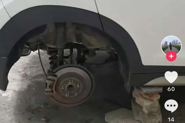 Tên cướp chui vào gầm giường, chờ nạn nhân ngủ say rồi bóp cổ cướp tài sản-2