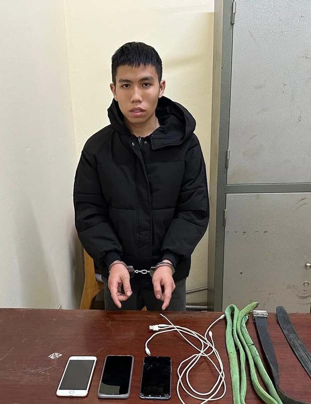 Tên cướp chui vào gầm giường, chờ nạn nhân ngủ say rồi bóp cổ cướp tài sản-1