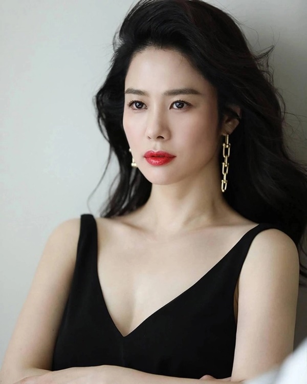 Mỹ nhân Giày thủy tinh tươi tắn ở tuổi 44, bí quyết trẻ lâu đến từ 1 thói quen không mất tiền mà ít ai ngờ tới-1