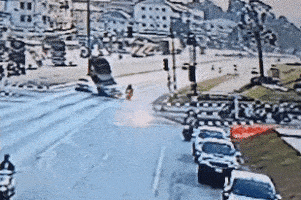 Nữ tài xế quên kéo phanh tay, ô tô trôi dốc đâm hàng loạt xe máy trên đường-1