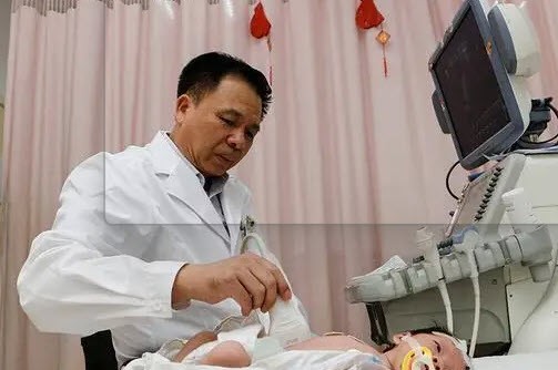 Bé gái 8 tháng tuổi bốc mùi lạ, lời nói của bác sĩ khiến mẹ bật khóc ân hận-1