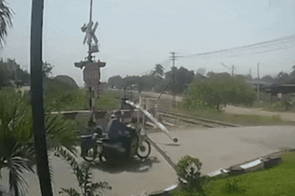 Clip: Không chú ý quan sát, người đàn ông đâm thẳng vào thanh chắn tàu