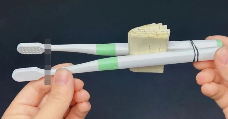 Bàn chải đánh răng tưởng cũ là vứt, hoá ra đem buộc cùng nhau có ngay tác dụng không ngờ này-1