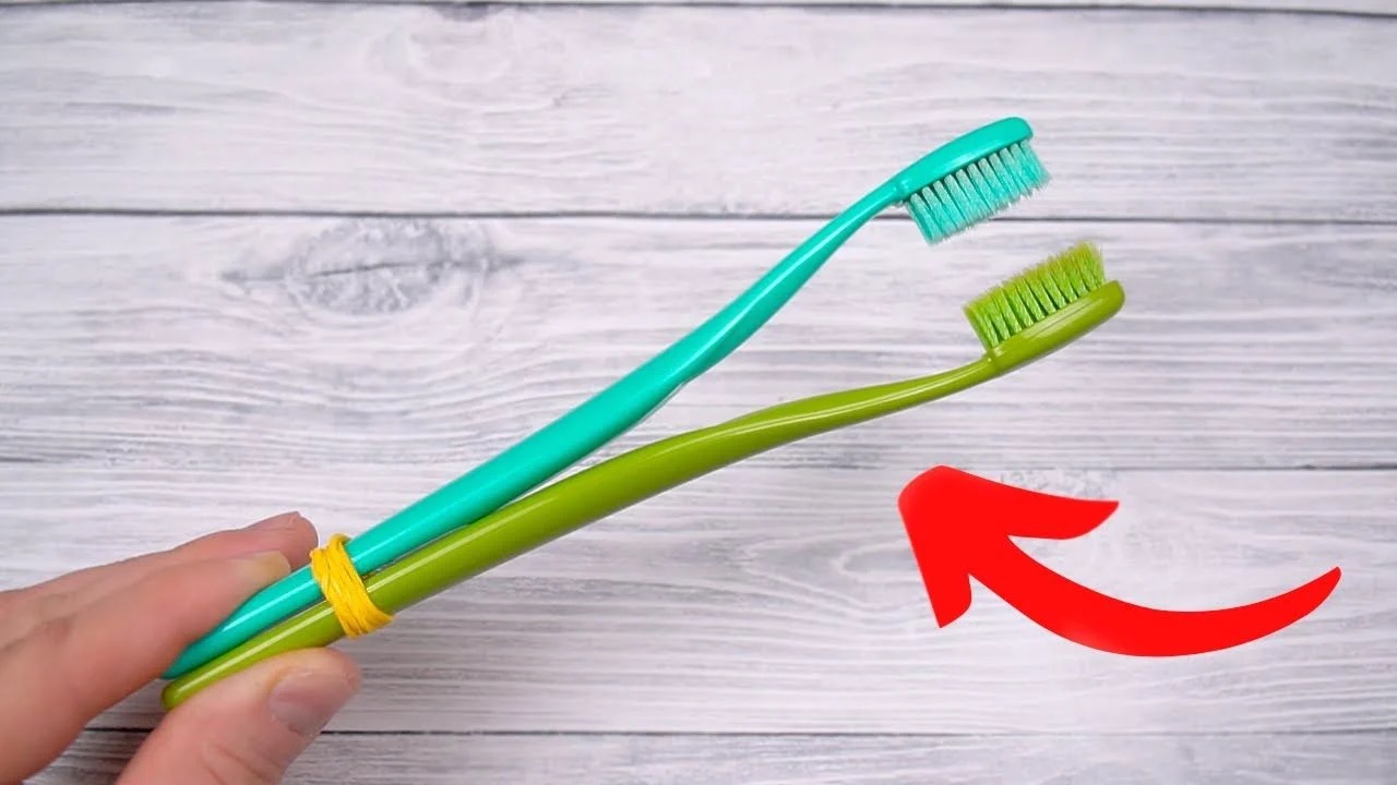 Bàn chải đánh răng tưởng cũ là vứt, hoá ra đem buộc cùng nhau có ngay tác dụng không ngờ này-2