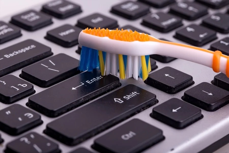 Bàn chải đánh răng tưởng cũ là vứt, hoá ra đem buộc cùng nhau có ngay tác dụng không ngờ này-3