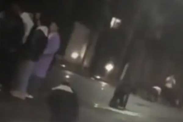 Công ty Trung Quốc bắt nhân viên bò giữa đường vì thua trò chơi tập thể-1