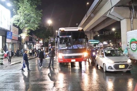 Hà Nội: Tìm nhân chứng vụ ô tô tông chết người đi xe đạp trên đường Nguyễn Trãi