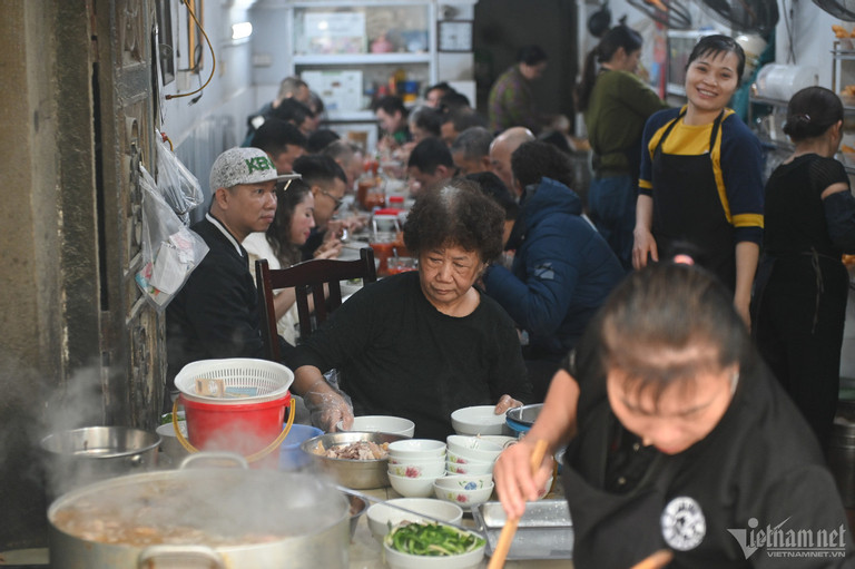 Chiếc camera không âm thanh đã khép lại vụ quán phở và khách đi xe lăn?-3