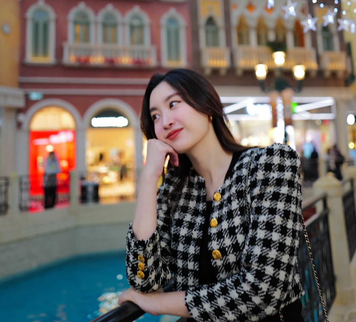 4 kiểu áo khoác sang chảnh mê hoặc hội nàng dâu hào môn Việt, bạn nên tham khảo để sắm Tết-4