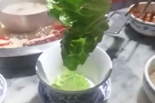 Vào nhà hàng nổi tiếng gọi lẩu, được cho đúng một cọng rau ăn kèm-2