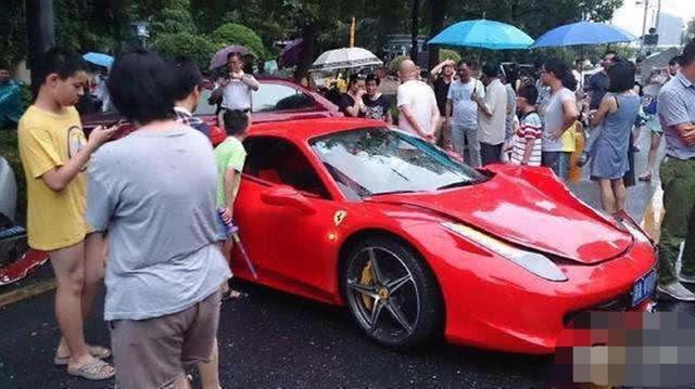 Mẹ trẻ lái xe gần 28 tỷ đi đón con, bị điểm mặt trong nhóm chat phụ huynh liền đáp trả: Đấy là xe rẻ nhất trong gara-2