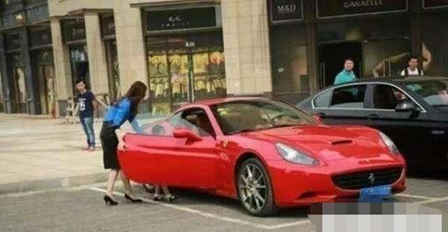 Mẹ trẻ lái xe gần 28 tỷ đi đón con, bị điểm mặt trong nhóm chat phụ huynh liền đáp trả: Đấy là xe rẻ nhất trong gara-1