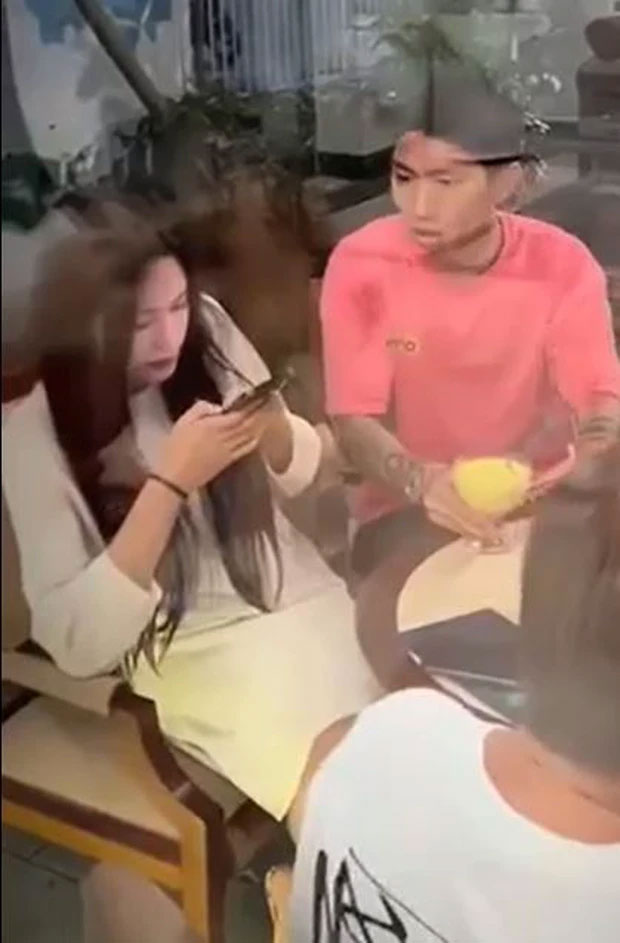 Team qua đường bắt gặp Đoàn Văn Hậu cùng Doãn Hải My đi hẹn hò, thì ra là đi với hội bạn này đây-1