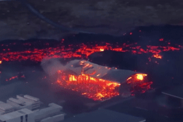 Núi lửa Iceland phun trào, dòng dung nham 'nuốt chửng' nhiều nhà dân