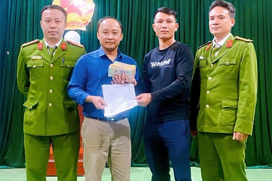 Tài khoản bỗng dưng 'nổ' 300 triệu, 2 vợ chồng tức tốc phi ngay đến nơi này để tìm sự an toàn