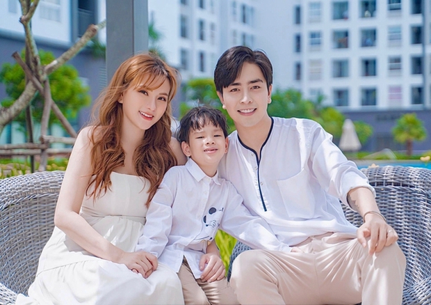 Từng vướng lùm xùm bênh chồng mới, không thương con, 4 năm sau, nữ ca sĩ chia sẻ 1 câu về chuyện dạy con mà được khen rối rít-1