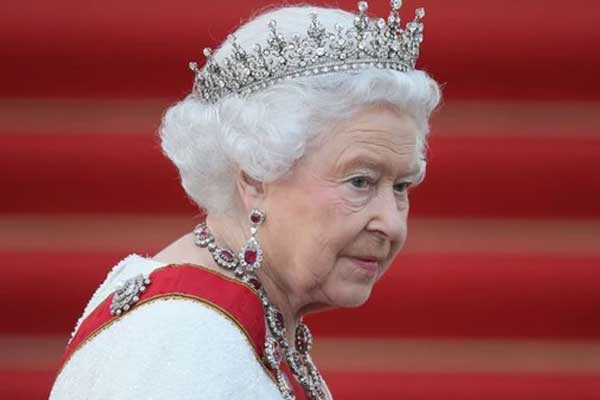 Harry - Meghan đã làm Nữ hoàng Elizabeth giận dữ-1