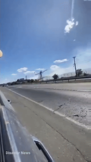 Giây phút kinh hoàng: Máy bay đâm thẳng vào cột điện rồi phát nổ, phi công thiệt mạng tại chỗ-1