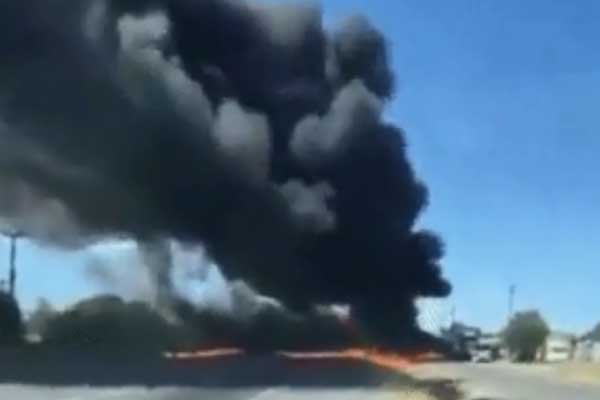 Clip: Nghịch dại ném pháo xuống cống thoát nước, cậu bé bị hất ngã-1