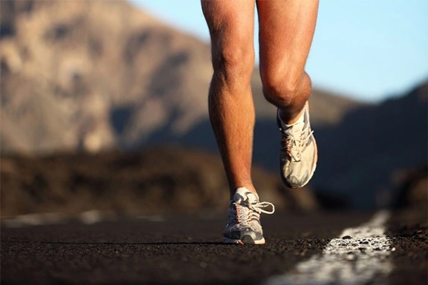 Chạy bộ trời lạnh bị đau ngực: Coi chừng 3 tình trạng nguy hiểm-1