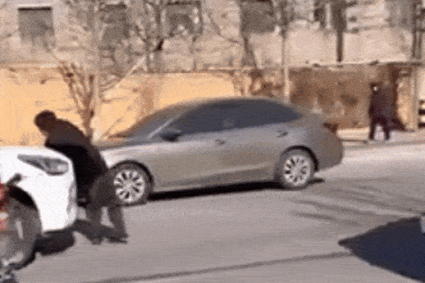 Clip: Mâu thuẫn hôn nhân, vợ lái xe ô tô tông gục chồng trên phố