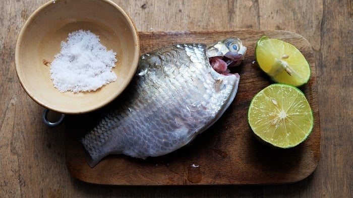 Rửa cá đừng chỉ dùng nước lã: Có thứ này cá hết sạch tanh nhớt, thịt mềm ngon gấp đôi-2