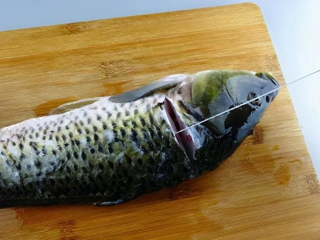 Rửa cá đừng chỉ dùng nước lã: Có thứ này cá hết sạch tanh nhớt, thịt mềm ngon gấp đôi-1