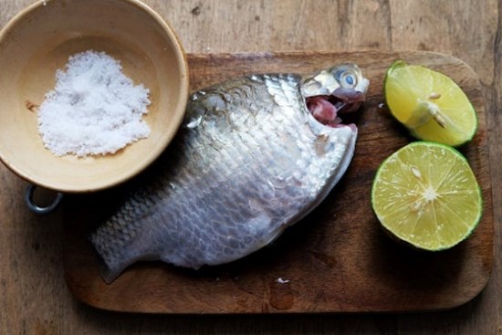 Rửa cá đừng chỉ dùng nước lã: Có thứ này cá hết sạch tanh nhớt, thịt mềm ngon gấp đôi