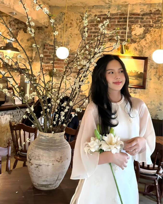 Vợ Hà Đức Chinh xinh đẹp trong áo dài Tết nhưng sự chú ý lại đổ vào vòng 2 vào đôi dép cao gót-3