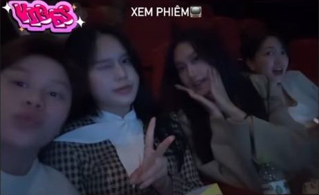 Vợ Hà Đức Chinh xinh đẹp trong áo dài Tết nhưng sự chú ý lại đổ vào vòng 2 vào đôi dép cao gót-4