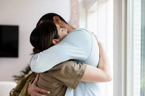 Sau bữa cơm với bạn thân, tôi về nhà ôm chồng bật khóc