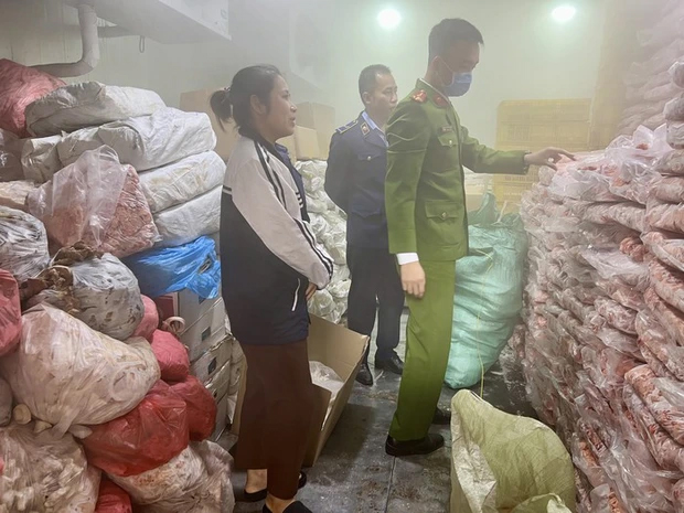 Hà Nội: Phát hiện hơn 6 tấn thực phẩm không rõ nguồn gốc chuẩn bị được đưa ra thị trường dịp Tết-1