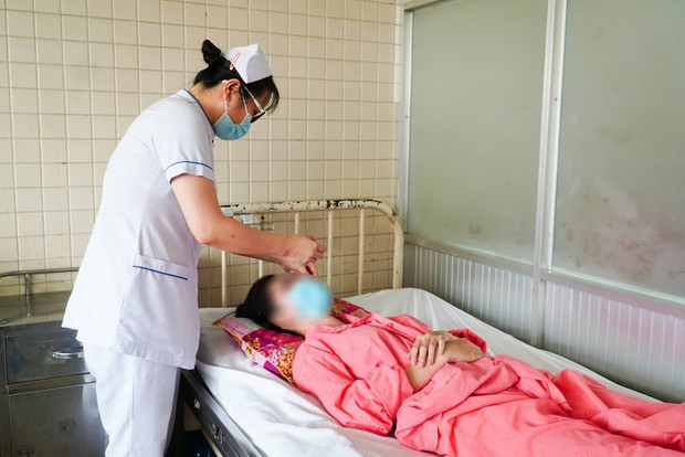 Tình trạng sức khỏe hiện tại của nữ sinh 17 tuổi bị mù mắt vì tiêm filler ở tiệm cắt tóc, gội đầu-2