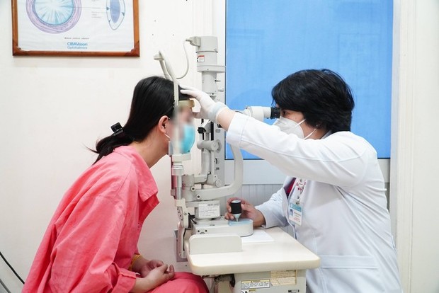 Tình trạng sức khỏe hiện tại của nữ sinh 17 tuổi bị mù mắt vì tiêm filler ở tiệm cắt tóc, gội đầu-1