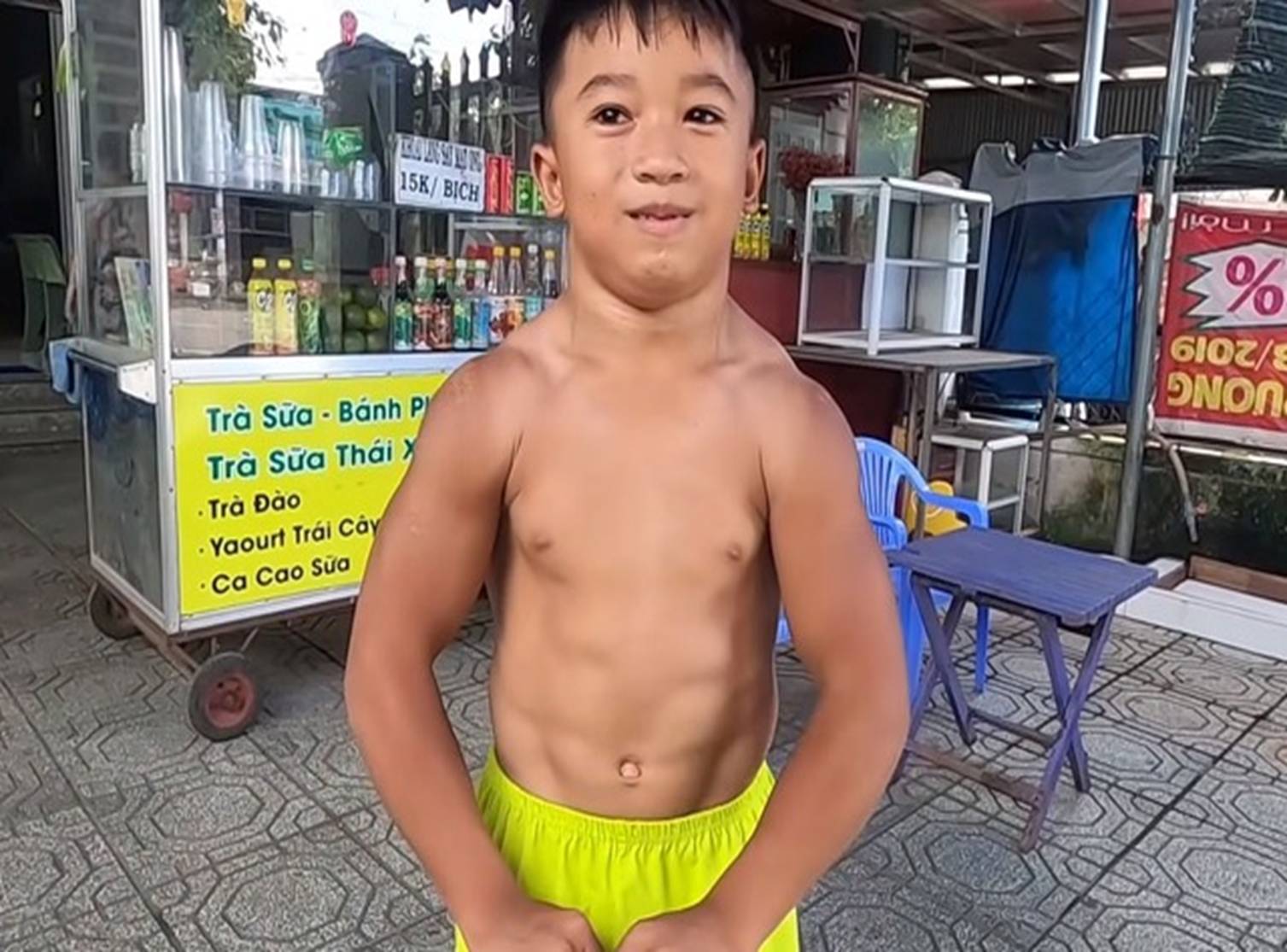 Cậu bé ở Đồng Nai cơ bắp cuồn cuộn như lực sĩ, lên báo nước ngoài 3 năm trước giờ ra sao?-1