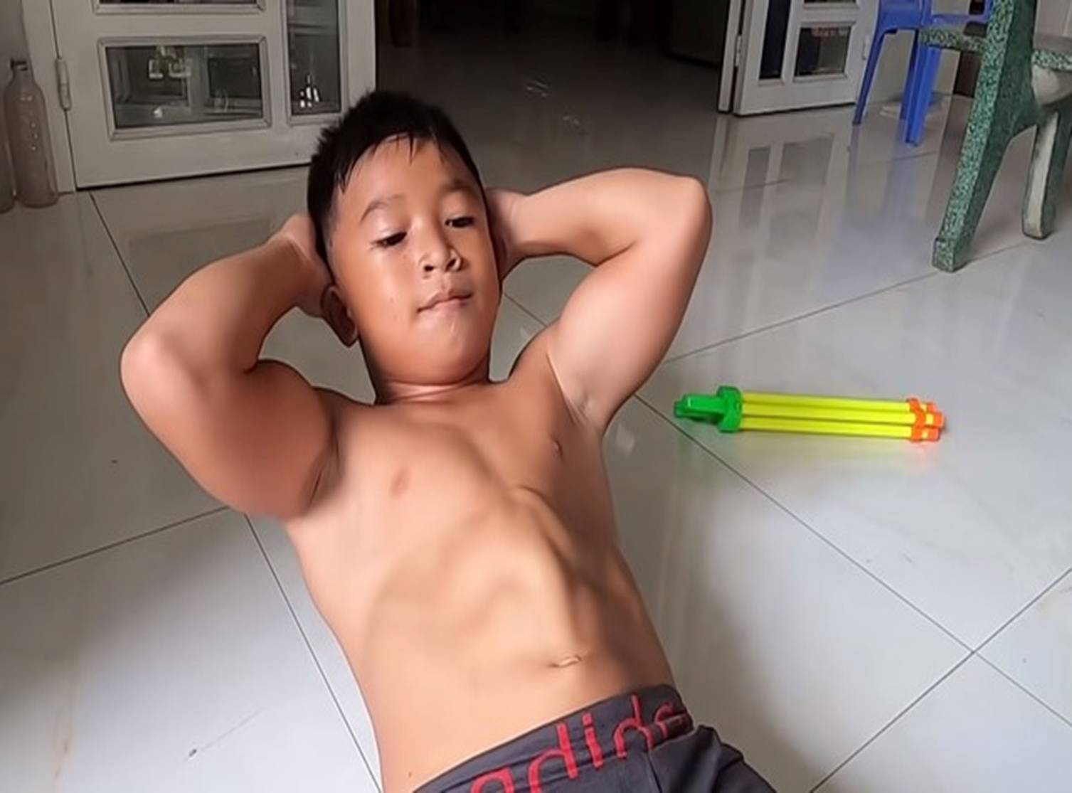 Cậu bé ở Đồng Nai cơ bắp cuồn cuộn như lực sĩ, lên báo nước ngoài 3 năm trước giờ ra sao?-2