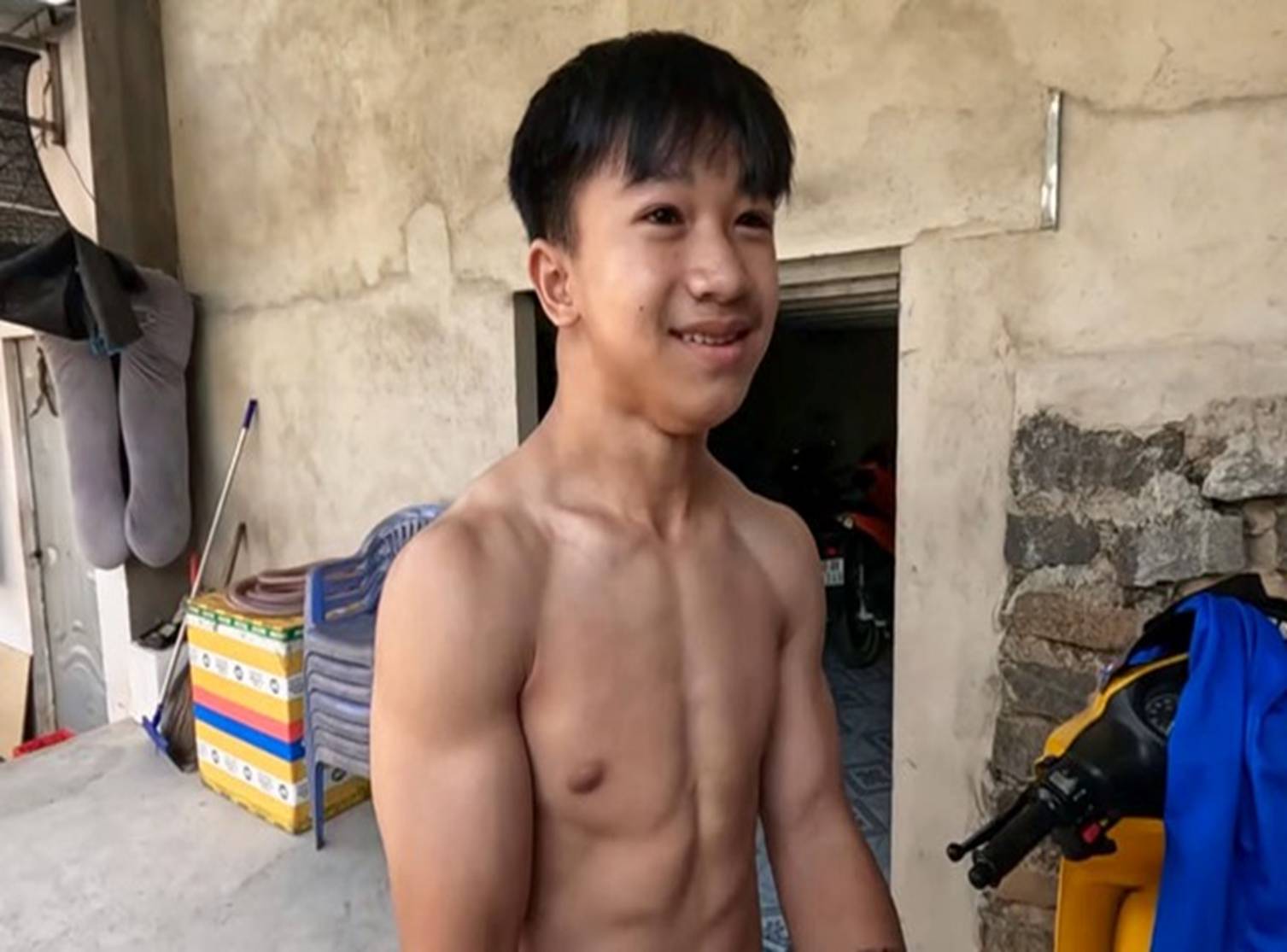 Cậu bé ở Đồng Nai cơ bắp cuồn cuộn như lực sĩ, lên báo nước ngoài 3 năm trước giờ ra sao?-5