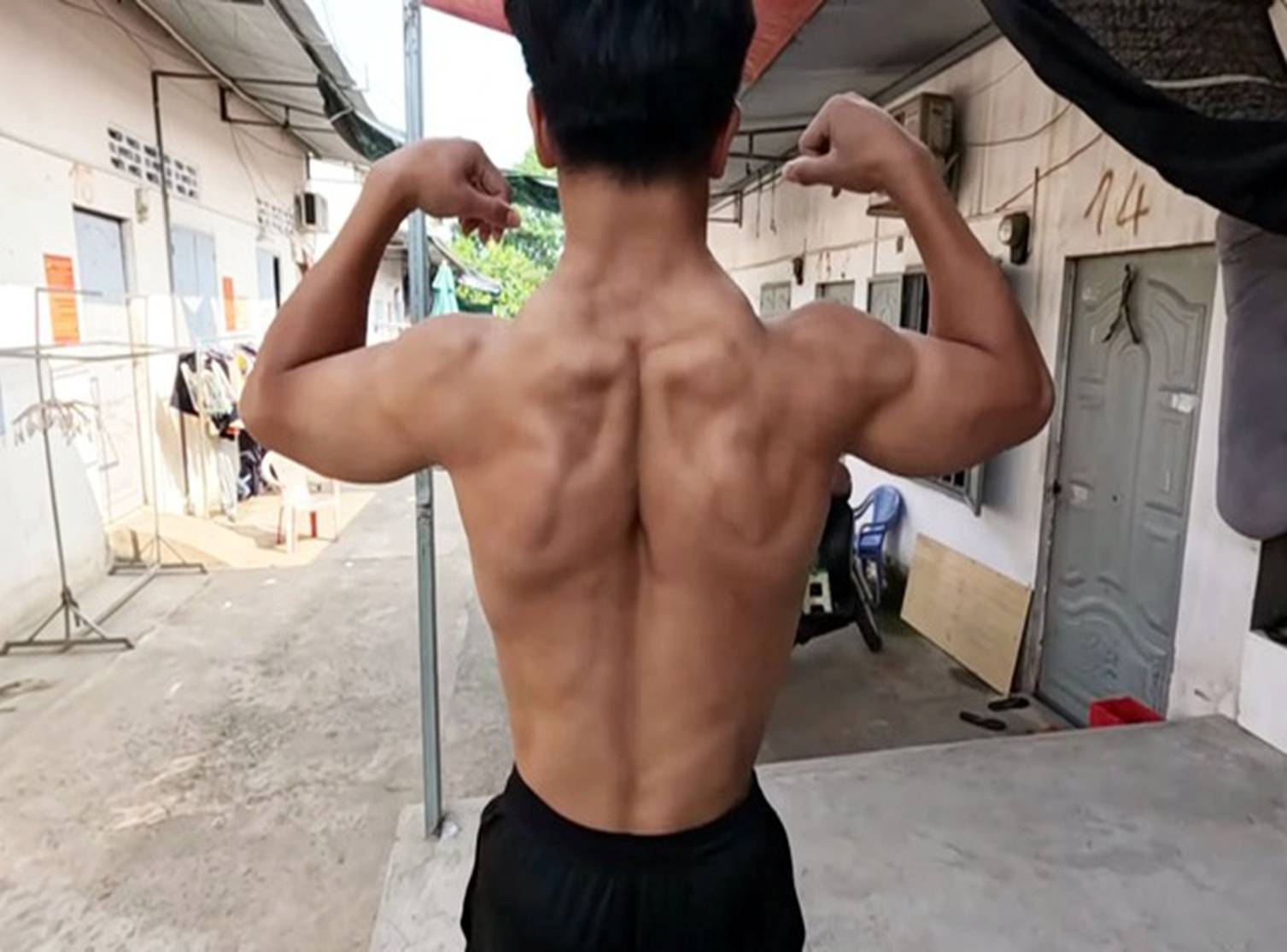 Cậu bé ở Đồng Nai cơ bắp cuồn cuộn như lực sĩ, lên báo nước ngoài 3 năm trước giờ ra sao?-7