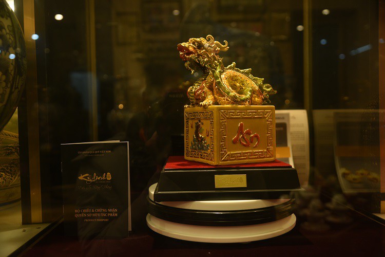 Cận cảnh quy trình làm linh vật rồng vàng giá hàng chục triệu đồng bán Tết-11