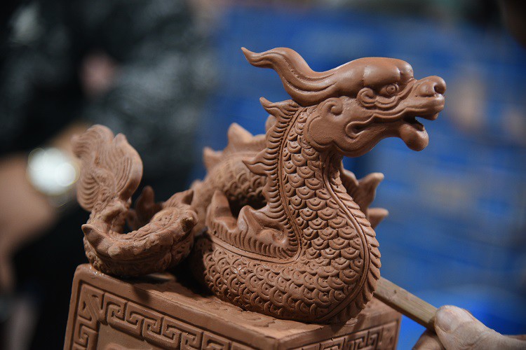 Cận cảnh quy trình làm linh vật rồng vàng giá hàng chục triệu đồng bán Tết-3