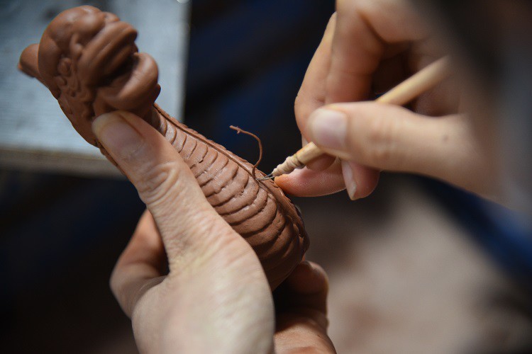 Cận cảnh quy trình làm linh vật rồng vàng giá hàng chục triệu đồng bán Tết-4