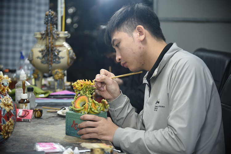 Cận cảnh quy trình làm linh vật rồng vàng giá hàng chục triệu đồng bán Tết-5