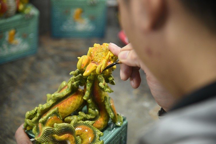 Cận cảnh quy trình làm linh vật rồng vàng giá hàng chục triệu đồng bán Tết-6