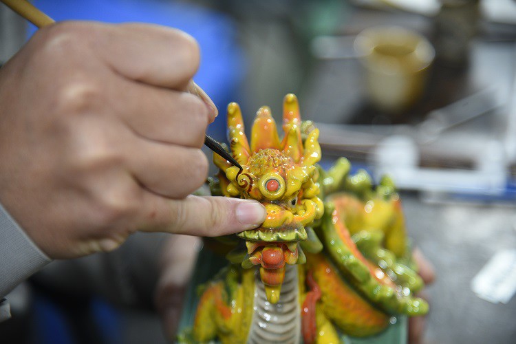 Cận cảnh quy trình làm linh vật rồng vàng giá hàng chục triệu đồng bán Tết-7