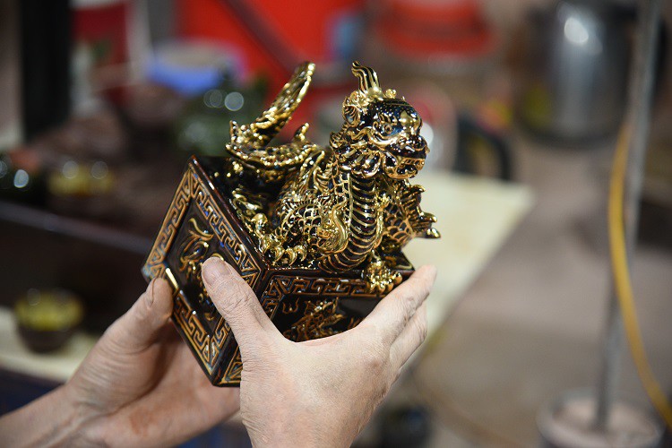 Cận cảnh quy trình làm linh vật rồng vàng giá hàng chục triệu đồng bán Tết-8