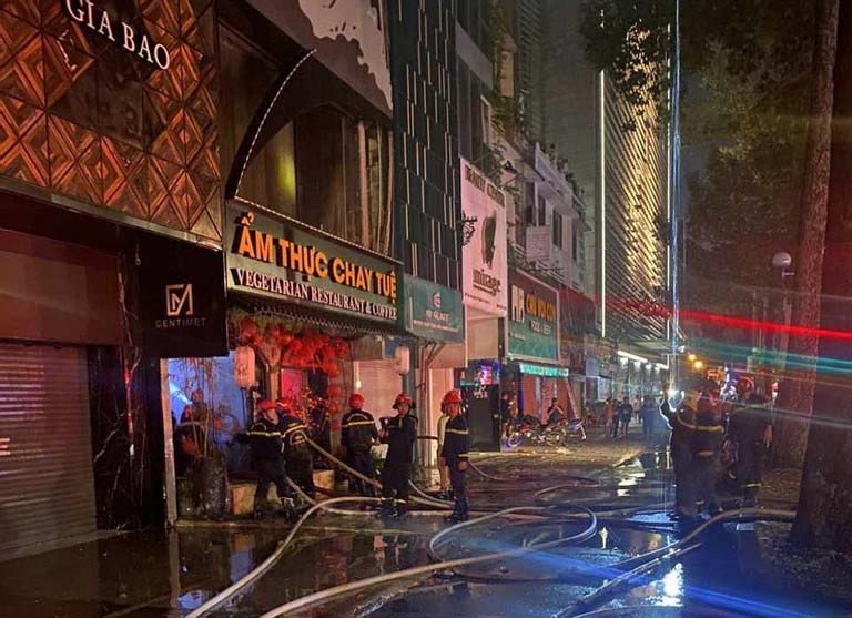 Cháy nhà hàng ở trung tâm TP.HCM, cảnh sát hướng dẫn 20 người thoát nạn-1