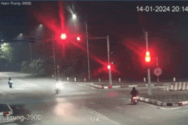 Clip: Cố tình vượt đèn đỏ, hai người trên xe máy bị ô tô tông văng