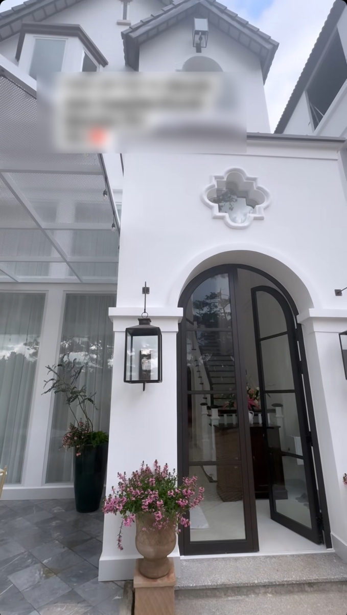Lệ Quyên khoe toàn cảnh biệt thự mới xây xong ở Đà Lạt, gây chú ý là phòng của quý tử hào môn-1
