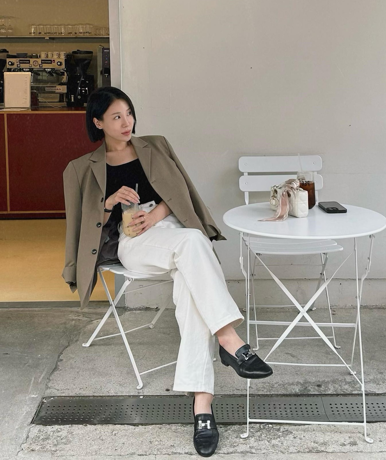 10 set trang phục màu trung tính cho những ai không thích diện đồ màu mè đón Tết-8